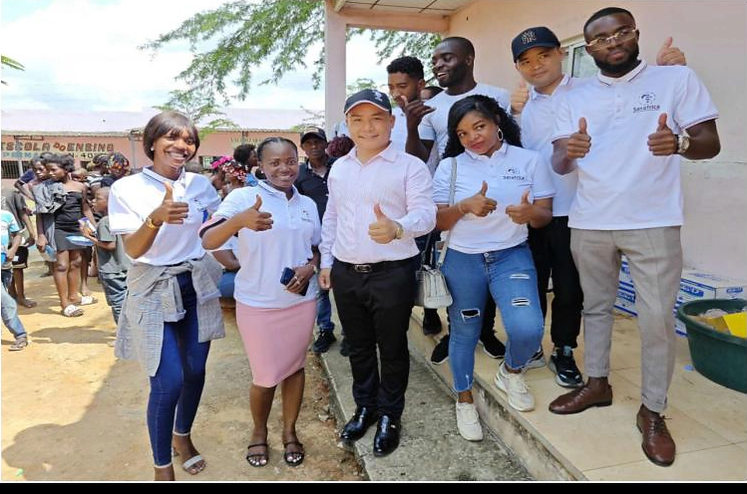 Equipa da Serafrica na actividade social em Cacuaco
