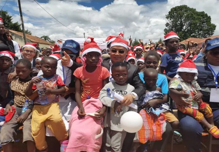 Actividade beneficente da Serafrica com crianças e membros da comunidade